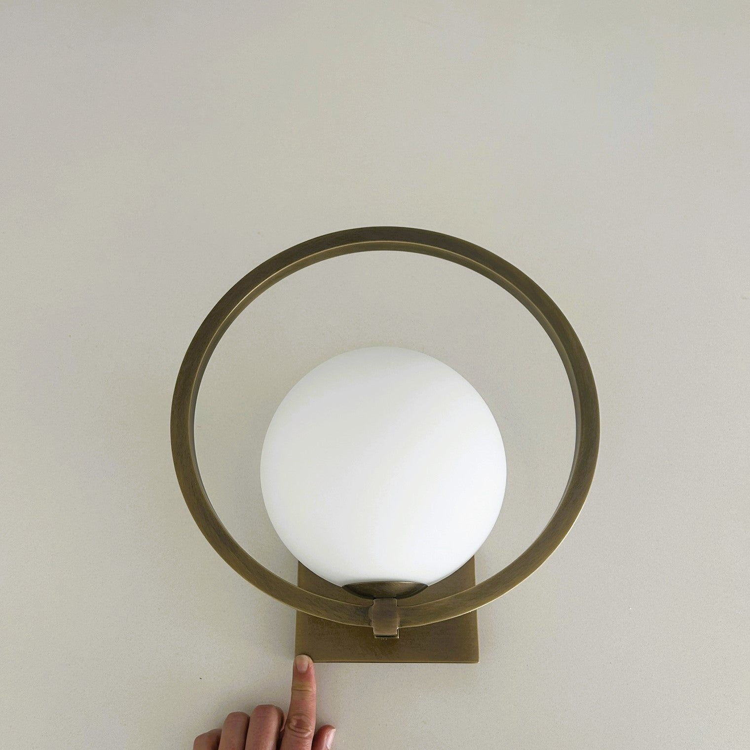 Commenara Round Wall Lamp