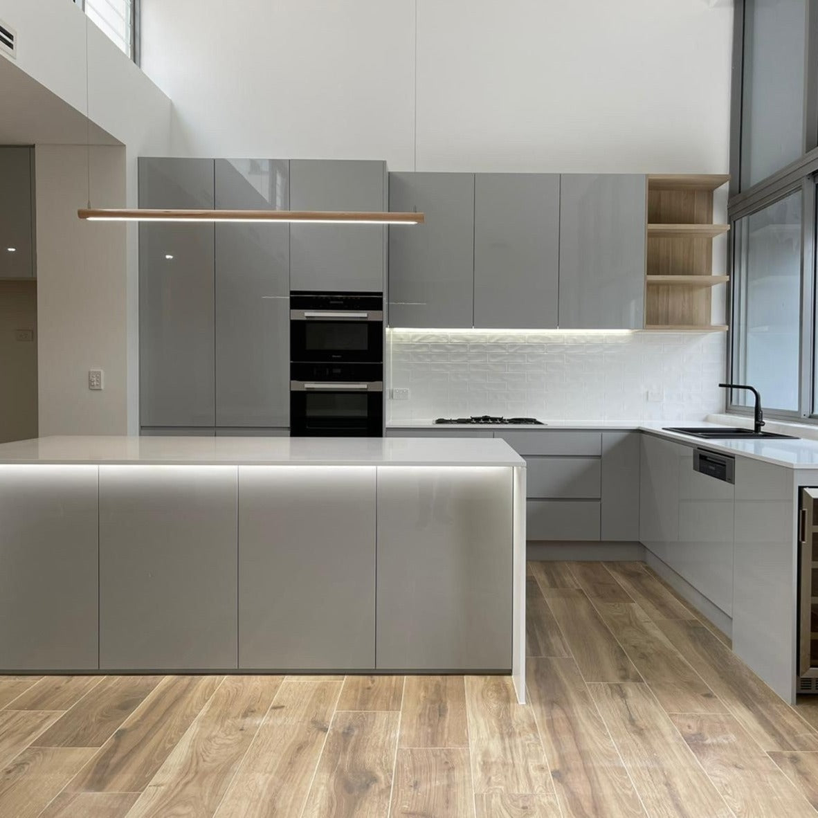 SMITH&SMITH Simpson Timber Linear Pendant Lamp Natural Finish - Northern Beaches Sydney 2021 - front view